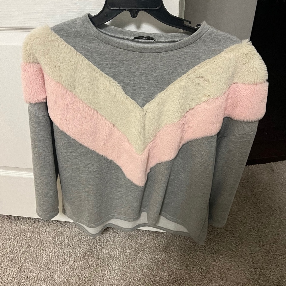 Zara Sweatshirt with faux fur pink and beige design. Size 3 20$